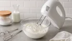 Handmixer beim Schlagen von Sahne richtig nutzen: Techniken und Einstellungen